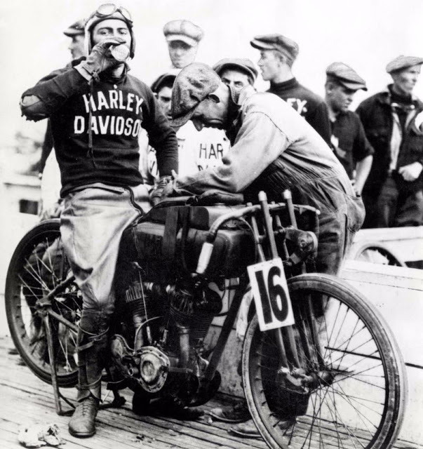 15 Vintage Photos of Motorcycle Riders Posing in Their Harley-Davidson ...