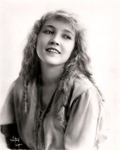 52 Stunning Vintage Photographs of Bessie Love During the 1920s