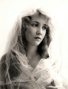 52 Stunning Vintage Photographs of Bessie Love During the 1920s