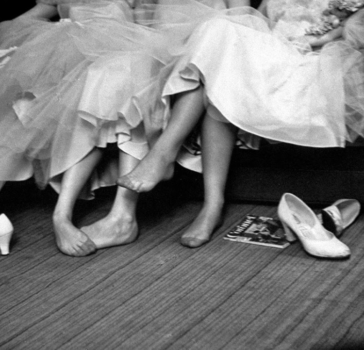 15 Vintage Photos That Capture The Nylon Stockings Allure In The 1940s 15-vintage-photos-that-capture-the-nylon-stockings-allure-in-the-1940s