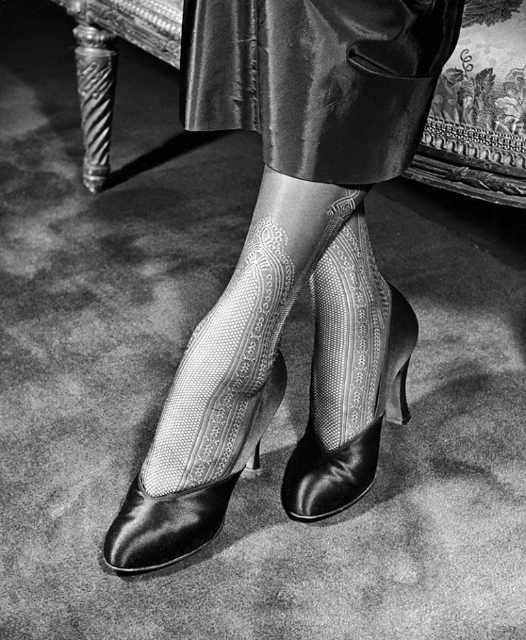 15-vintage-photos-that-capture-the-nylon-stockings-allure-in-the-1940s