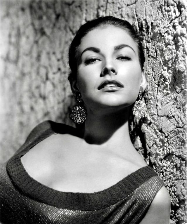 45 Stunning Photos of Actress Mara Corday in the 1950s – Yesterday Today