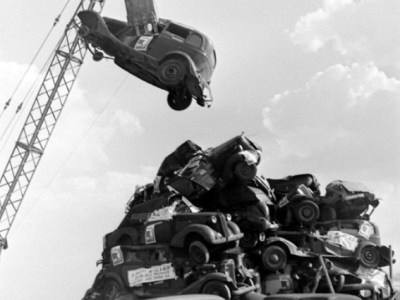 Rust, Chrome, and Forgotten Dreams: Vintage Photos of Classic Car Salvage Yards from the 1940s and&nbsp;1950s